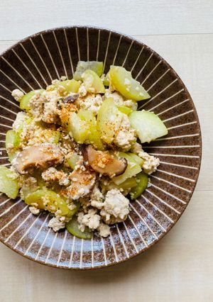 A picture of Garlic Hairy Gourd with minced chicken.
