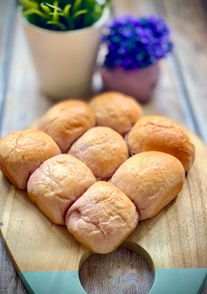 A picture of Purple Sweet Potatoes Bread with butter&milk filling.