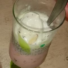 A picture of Ice cream drink.