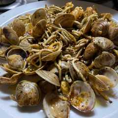 Una foto de Gulas con gambas y almejas