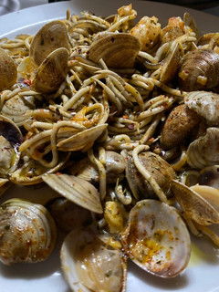 Una foto de Gulas con gambas y almejas