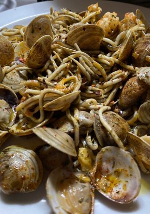Una foto de Gulas con gambas y almejas