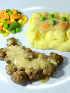 Foto resep Swedish meatball with cheese mashed potato and frozen veggie