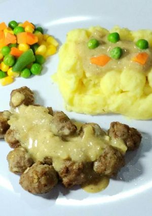 Foto resep Swedish meatball with cheese mashed potato and frozen veggie