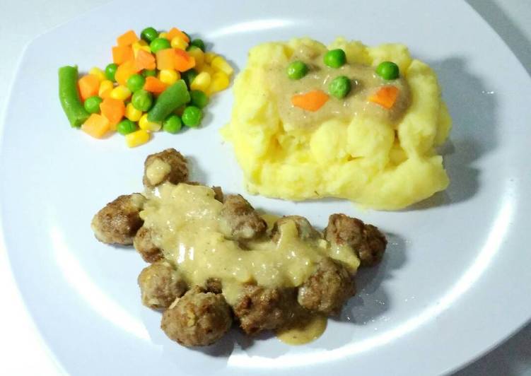 Swedish meatball with cheese mashed potato and frozen veggie