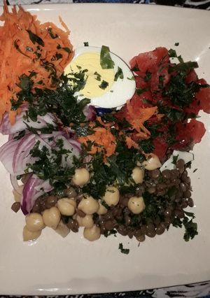 Una foto de Ensalada de Garbanzos, Lentejas, Tomate, Zanahoria y Huevo