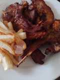 Xuletes de Xot sofregides i patatas fregides amb Ais. Chuletas de cordero fritas