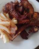Xuletes de Xot sofregides i patatas fregides amb Ais. Chuletas de cordero fritas