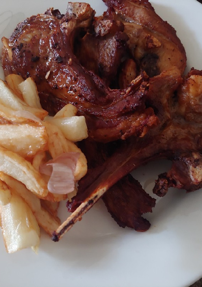 Una foto de Xuletes de Xot sofregides i patatas fregides amb Ais. Chuletas de cordero fritas