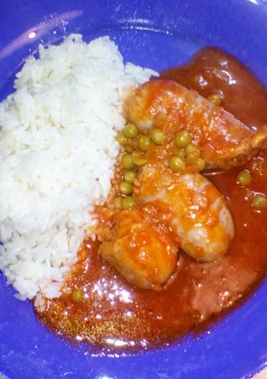 Una foto de Chorizos en salsa de tomates, con arroz 😋