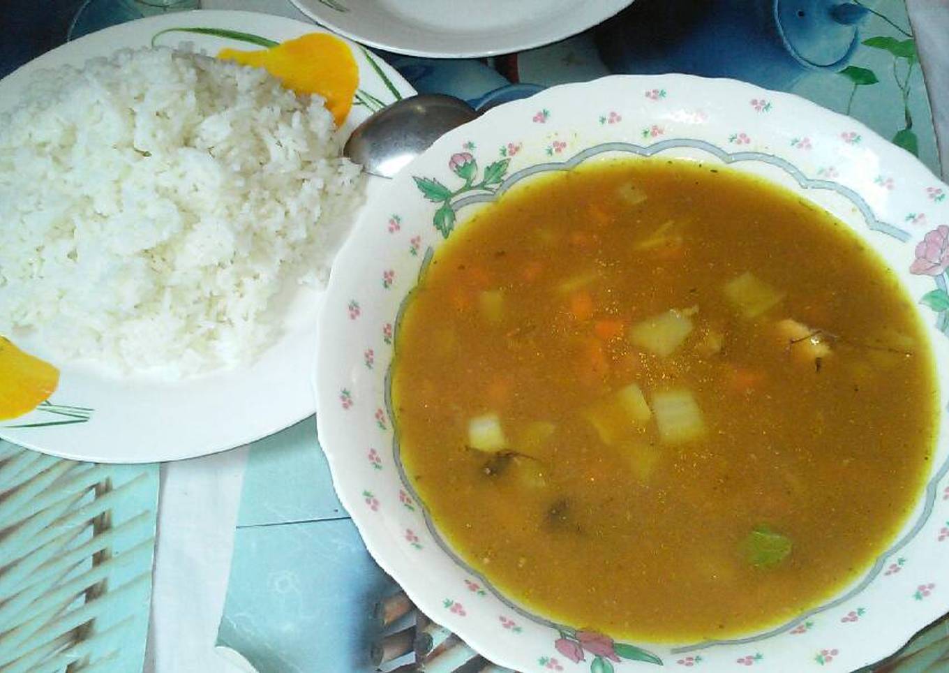 Sopa de pollo y arroz blanco