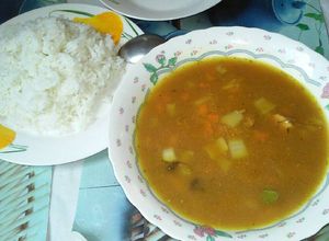 Una foto de Sopa de pollo y arroz blanco
