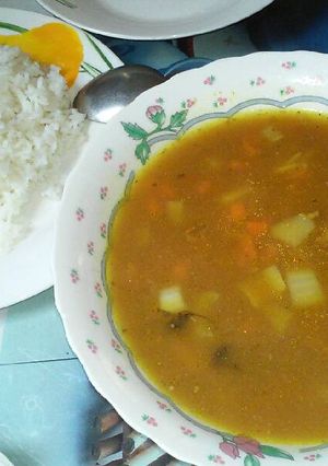 Una foto de Sopa de pollo y arroz blanco