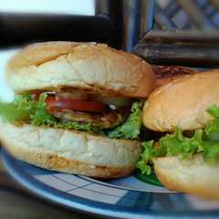 รูปของ Burger Isi Ayam + Telur