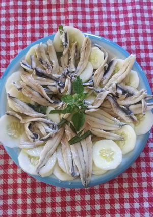 Foto di Alici marinate su letto di cetriolo