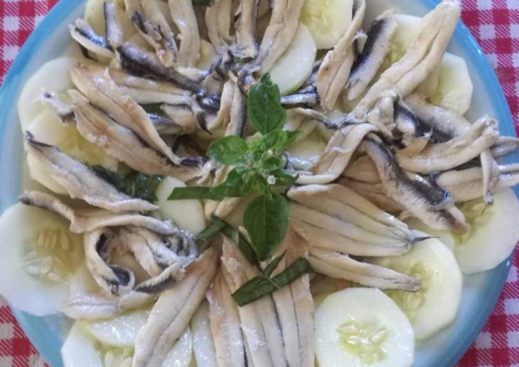 Step-by-Step Guide to Make Fatto in casa Alici marinate su letto di cetriolo