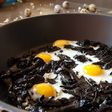 Sartén de huevos de codorniz con trompetas de la muerte