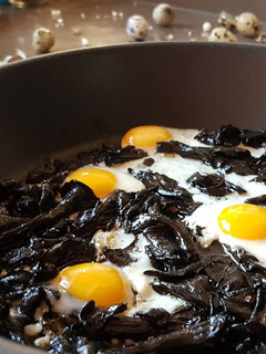 Una foto de Sartén de huevos de codorniz con trompetas de la muerte