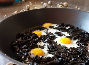 Foto principal de Sartén de huevos de codorniz con trompetas de la muerte