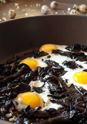 Foto principal de Sartén de huevos de codorniz con trompetas de la muerte