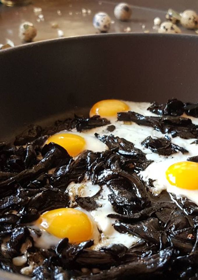 Una foto de Sartén de huevos de codorniz con trompetas de la muerte