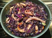 Una foto de repollo morado rehogado ajo