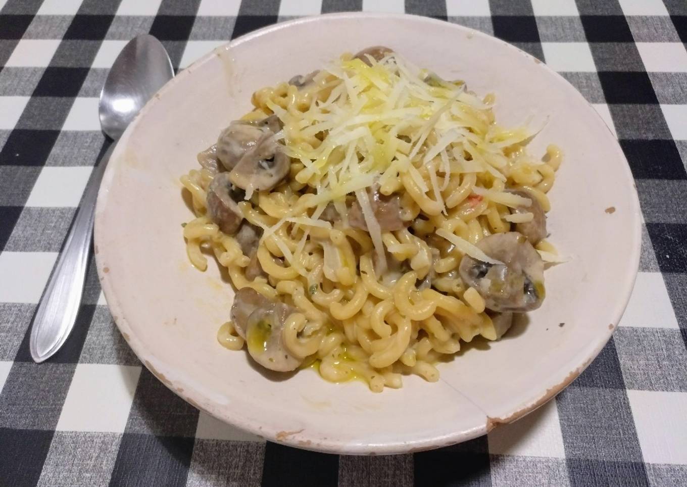 Pasta fideuà al queso con champiñones Portobello