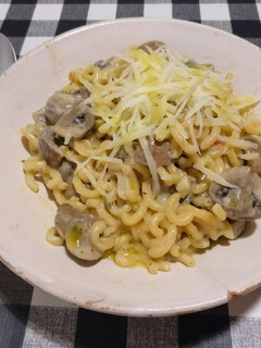 Una foto de Pasta fideuà al queso con champiñones Portobello