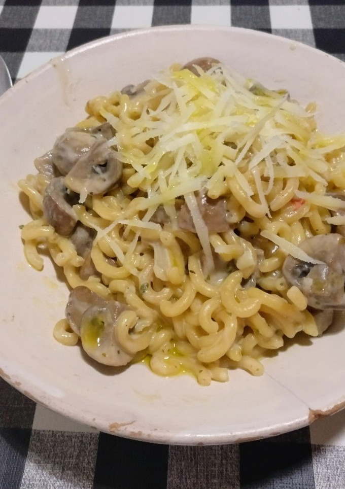 Una foto de Pasta fideuà al queso con champiñones Portobello