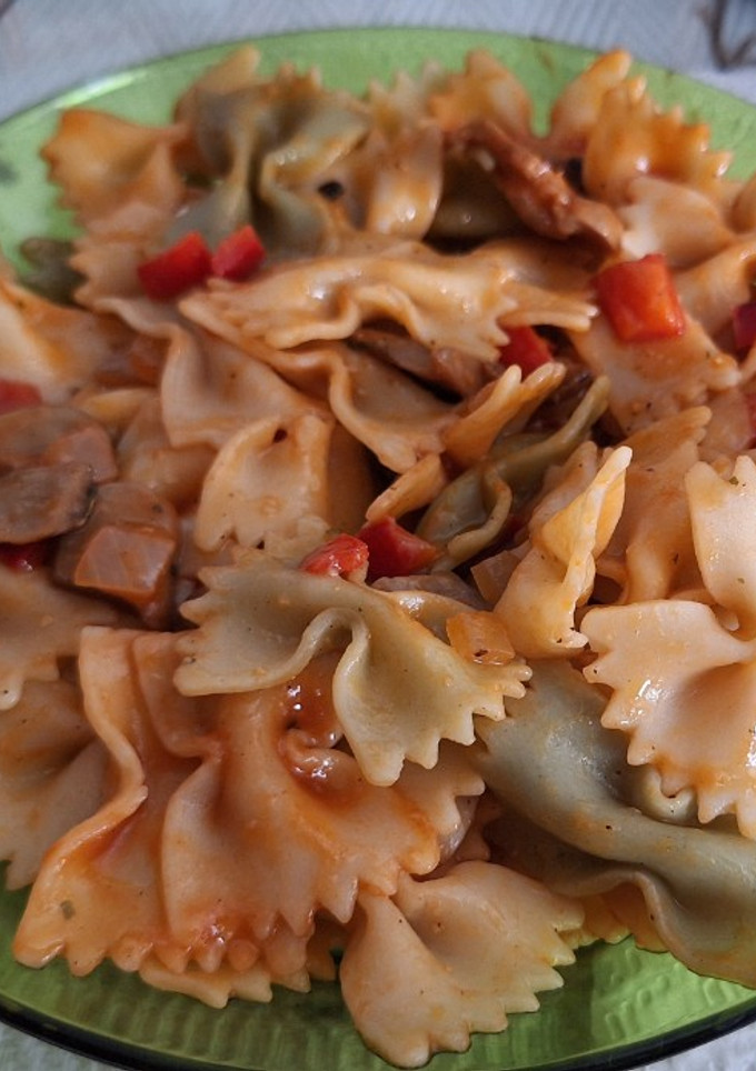 Una foto de Lazos con pimiento rojo y cebolla