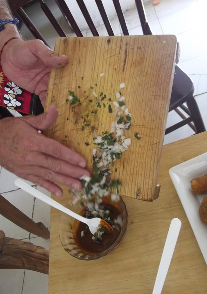 Una foto de Salsa catsup ranchera de guajillo, cilantro y cebolla para tacos o croquetas. Sin picor