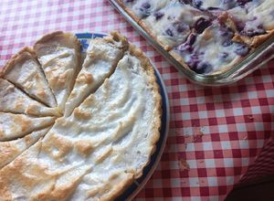 Una foto de Pie de limón y kuchen de cerezas con cremas de leche y maizana