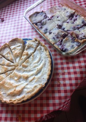 Una foto de Pie de limón y kuchen de cerezas con cremas de leche y maizana
