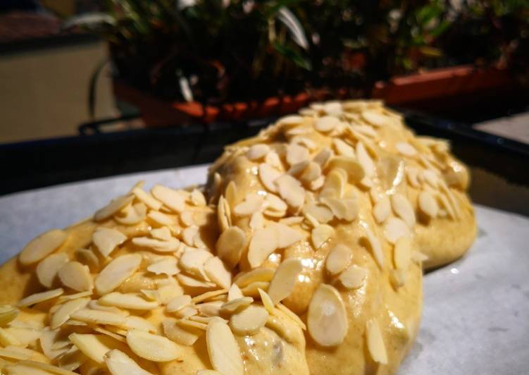 Treccia di pan brioche con mandorle