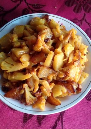 ফুলকপি আলু ভাজা (Fulkopi aloo bhaja recipe in Bengali) রেসিপির প্রধান ছবি