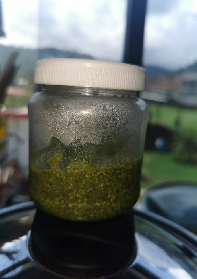 Una foto de Pesto de albahaca y almendras
