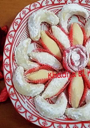صورة لوصفة حلوة الهلال ب 3 مكونات هشيشة وبنينة