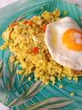 Migas de coliflor con pollo y huevo plancha