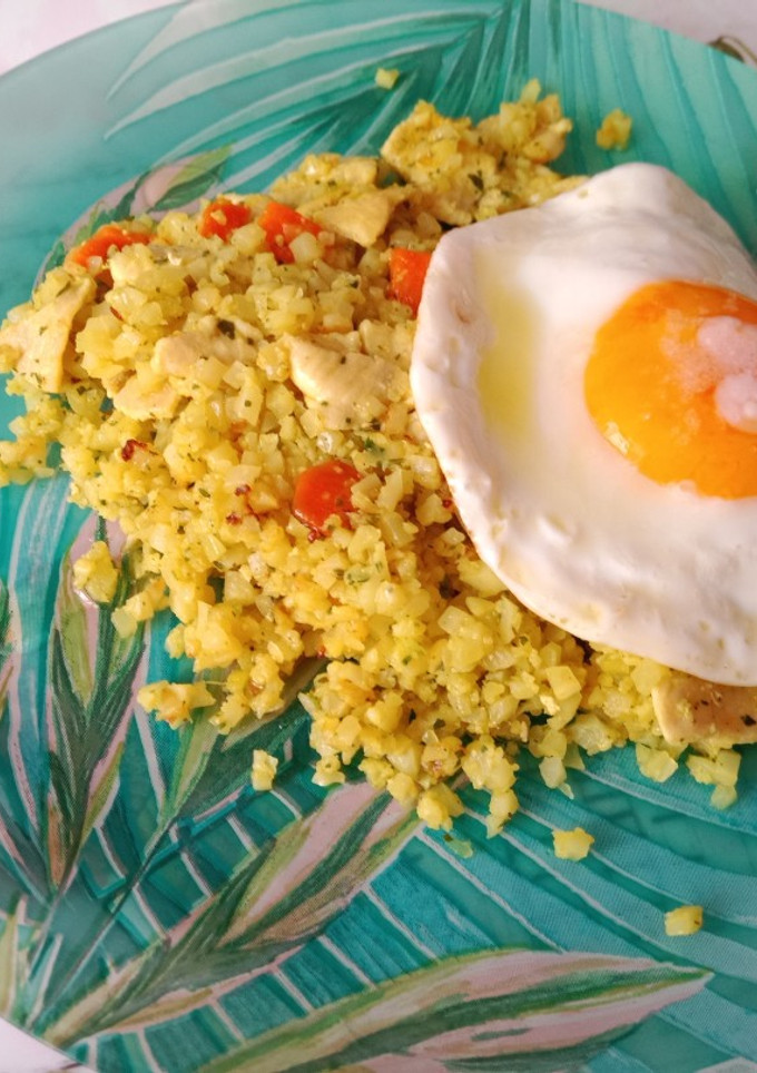 Una foto de Migas de coliflor con pollo y huevo plancha