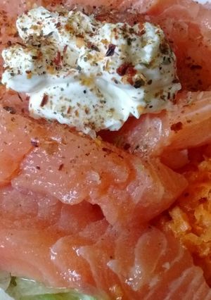 Una foto de Ensalada de salmon fresco