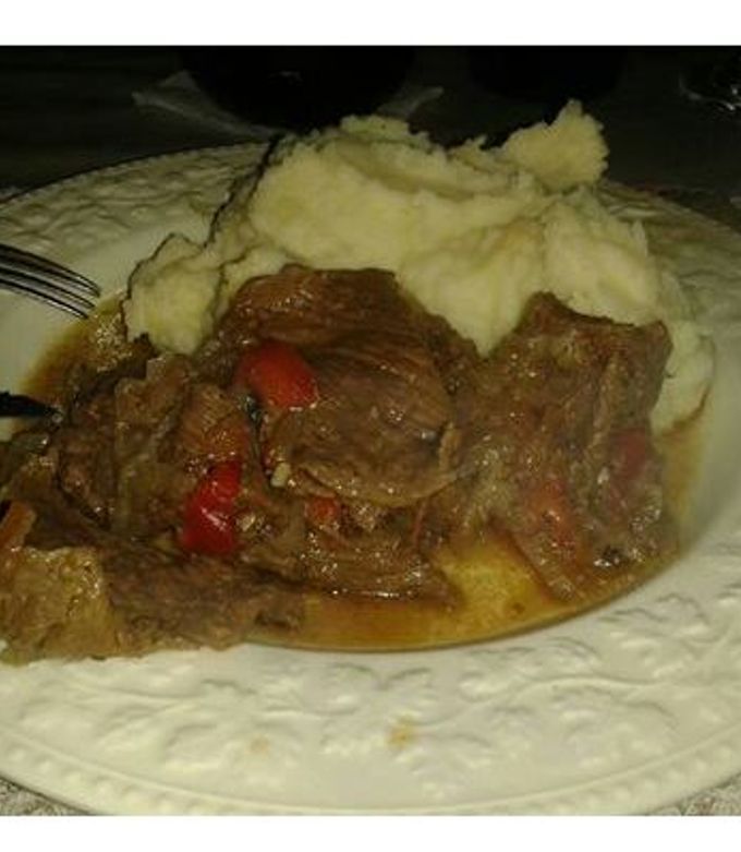 Una foto de Bifecitos de Nalga a la cacerola con pure de papas
