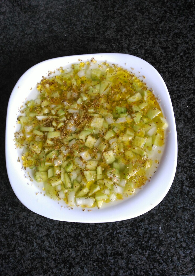 Una foto de Ensalada de pepino y cebolla