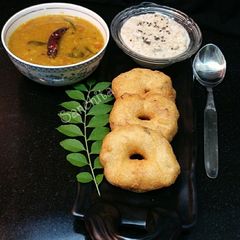 A picture of Medu vada.