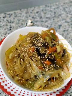 Una foto de Fideos de cristal con verduras