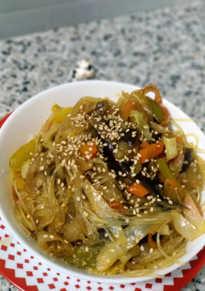 Una foto de Fideos de cristal con verduras