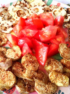 Una foto de Calabacín y berenjena a la plancha con tomate