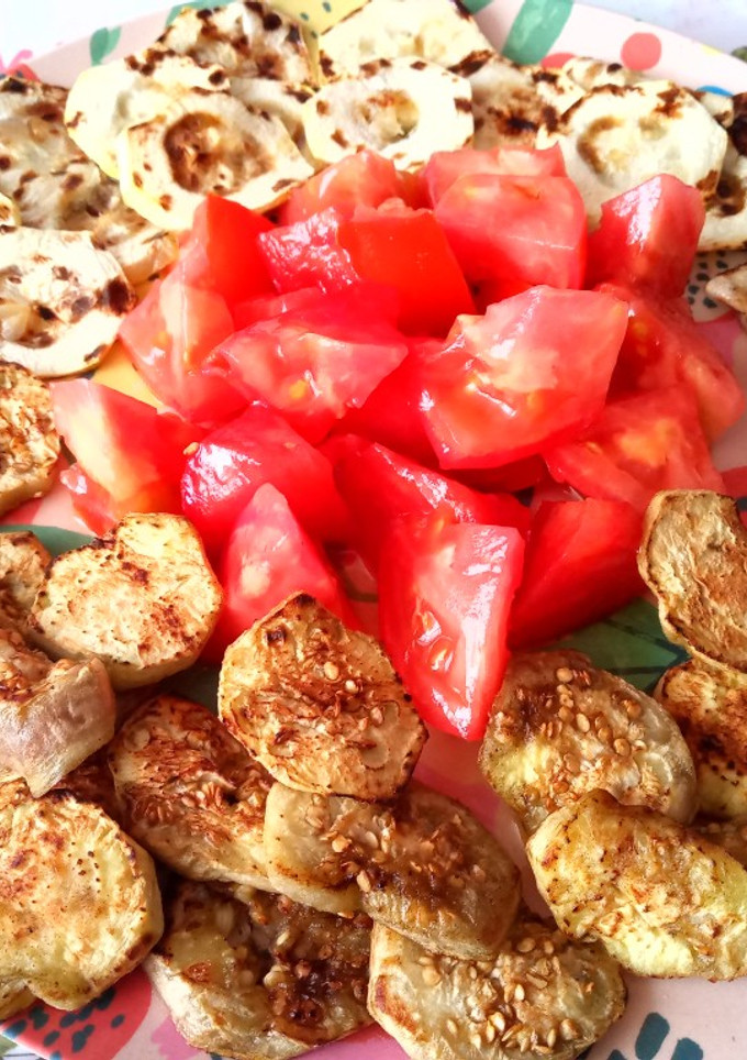 Una foto de Calabacín y berenjena a la plancha con tomate