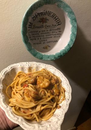 Una foto de Spaghetti con gambas, hongos, y mejillones 🦀