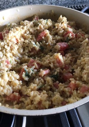Una foto de Arroz integral con tomate y perejil