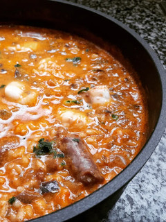 Una foto de Arroz caldoso de rape y salchichas